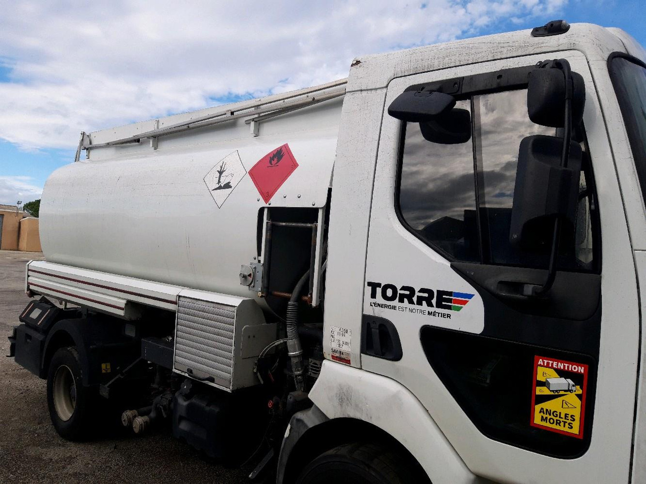 RENAULT MIDLUM CITERNE 7500 - Truk tangki: gambar 3 RENAULT MIDLUM CITERNE 7500 - Truk tangki: gambar 3