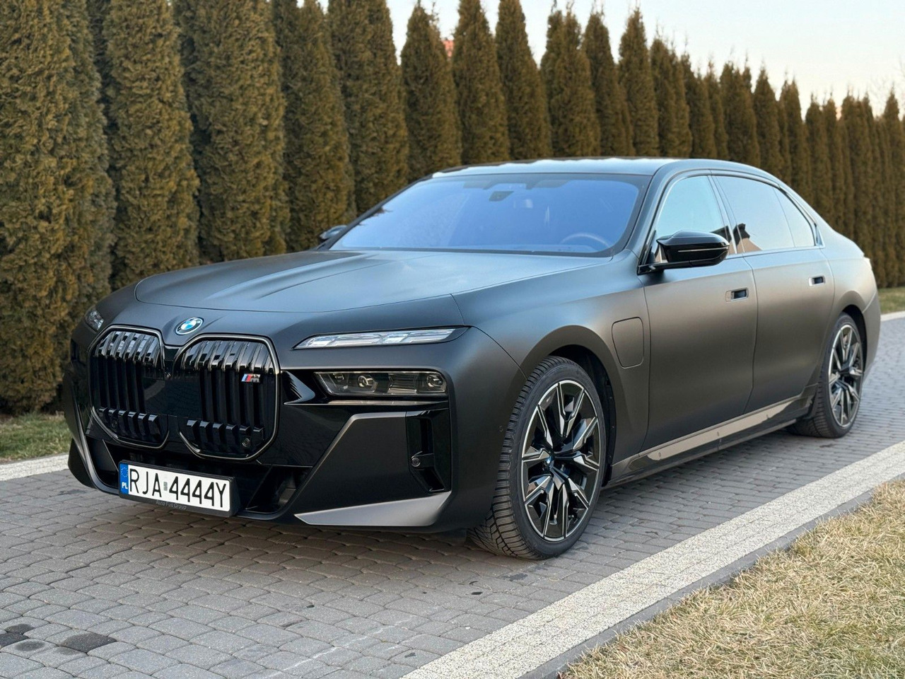 BMW M760 Baureihe 7 Lim M760 e xDrive - Mobil sedan: gambar 1 BMW M760 Baureihe 7 Lim M760 e xDrive - Mobil sedan: gambar 1