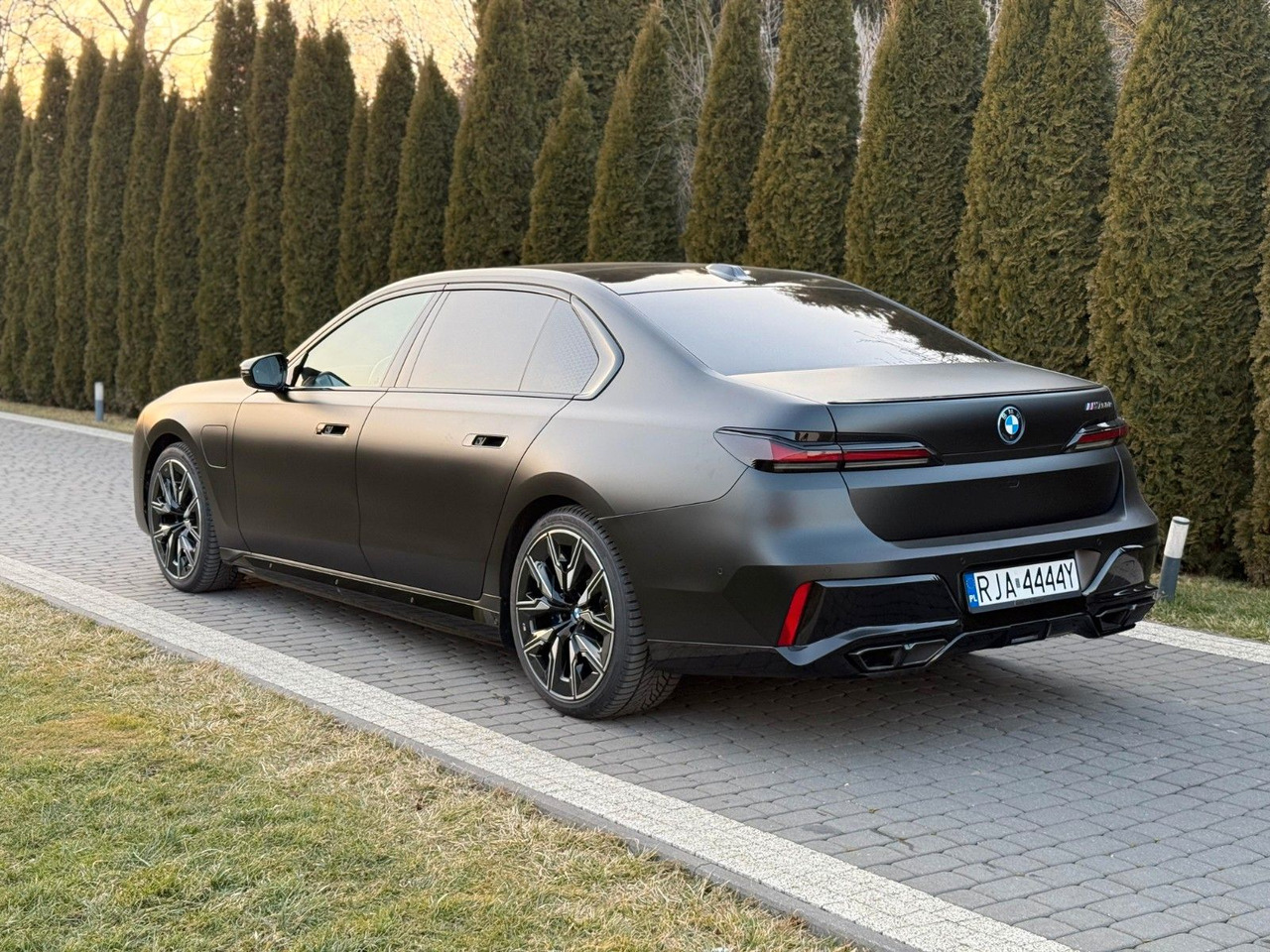 BMW M760 Baureihe 7 Lim M760 e xDrive - Mobil sedan: gambar 4 BMW M760 Baureihe 7 Lim M760 e xDrive - Mobil sedan: gambar 4