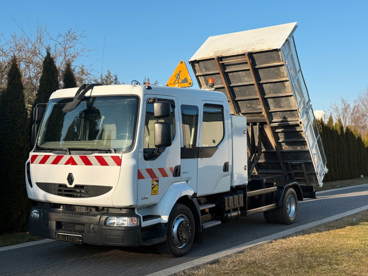 Renault MIDLUM 220 12 T TIPPER 6 SEATS TOOL BOX - Truk jungkit: gambar 1 Renault MIDLUM 220 12 T TIPPER 6 SEATS TOOL BOX - Truk jungkit: gambar 1