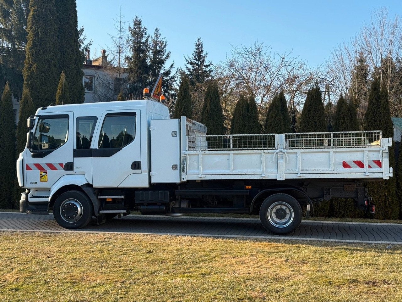 Renault MIDLUM 220 12 T TIPPER 6 SEATS TOOL BOX - Truk jungkit: gambar 5 Renault MIDLUM 220 12 T TIPPER 6 SEATS TOOL BOX - Truk jungkit: gambar 5