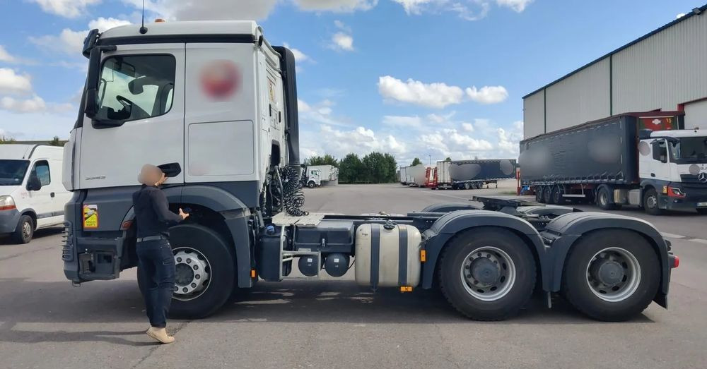 Mercedes-Benz AROCS 3353 6X4 68 TON - Tractor head: gambar 3 Mercedes-Benz AROCS 3353 6X4 68 TON - Tractor head: gambar 3