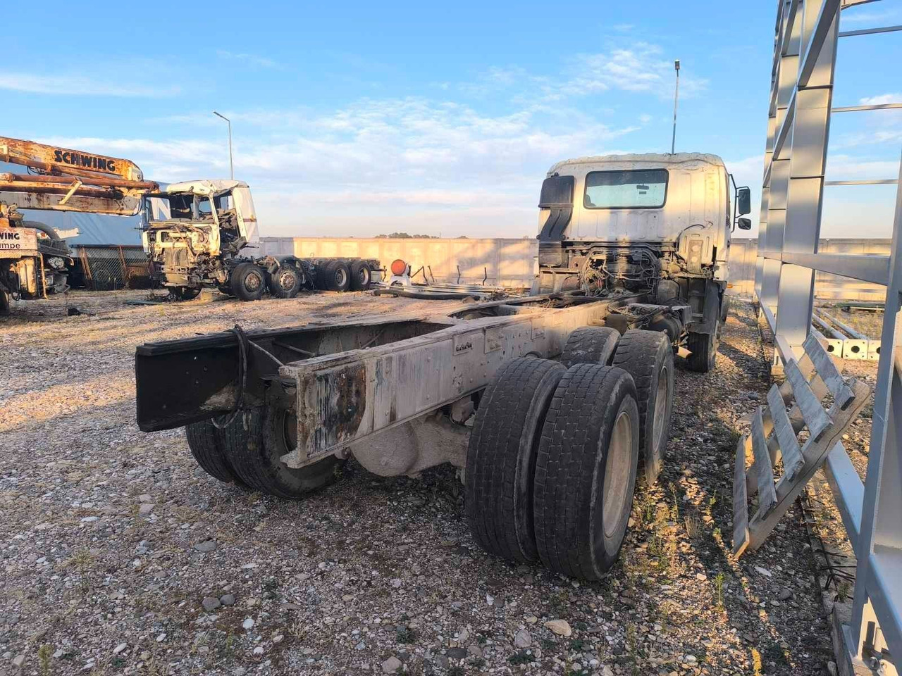 Isuzu 2.8 CXZ 81 - Truk sasis: gambar 5 Isuzu 2.8 CXZ 81 - Truk sasis: gambar 5