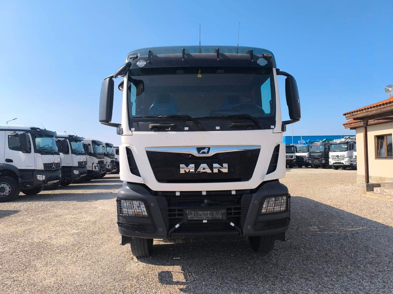 MAN TGS 41.420 MEILLER KIPPER - Truk skip loader: gambar 2 MAN TGS 41.420 MEILLER KIPPER - Truk skip loader: gambar 2