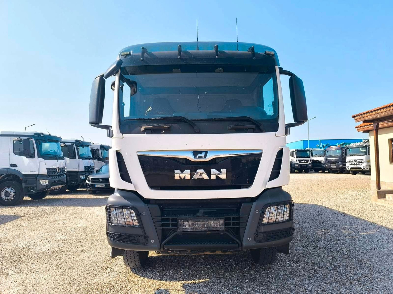MAN TGS 41.420 MEILLER KIPPER - Truk skip loader: gambar 2 MAN TGS 41.420 MEILLER KIPPER - Truk skip loader: gambar 2