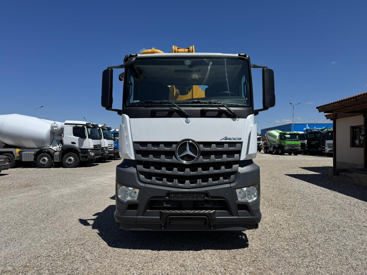MERCEDES-BENZ AROCS 4442 SCHWING S43SX - Truk pompa beton: gambar 2 MERCEDES-BENZ AROCS 4442 SCHWING S43SX - Truk pompa beton: gambar 2