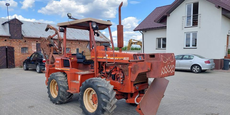 Koparka łańcuchowa Ditch Witch 8020 85KM - Mesin penggali parit: gambar 2 Koparka łańcuchowa Ditch Witch 8020 85KM - Mesin penggali parit: gambar 2