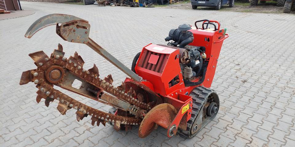Koparka łańcuchowa Ditch Witch C24X 24 KM Honda - Mesin penggali parit: gambar 2 Koparka łańcuchowa Ditch Witch C24X 24 KM Honda - Mesin penggali parit: gambar 2