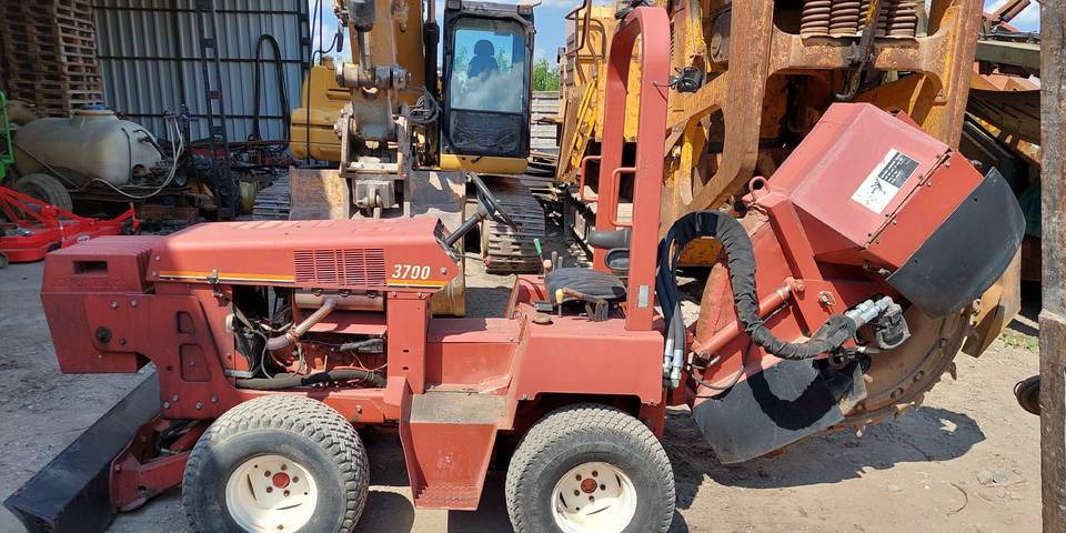 Koparka tarczowa Ditch Witch 3700DD łańcuchowa - Mesin penggali parit: gambar 1 Koparka tarczowa Ditch Witch 3700DD łańcuchowa - Mesin penggali parit: gambar 1