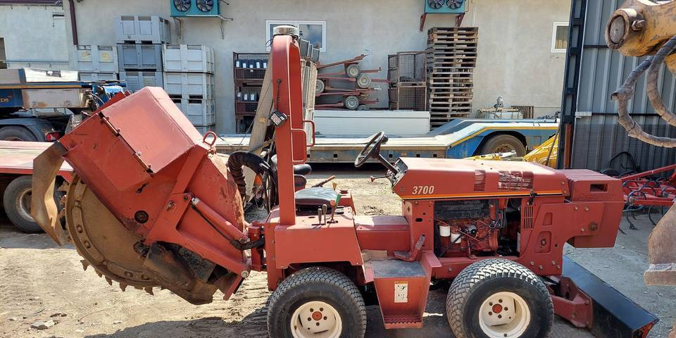 Koparka tarczowa Ditch Witch 3700DD łańcuchowa - Mesin penggali parit: gambar 4 Koparka tarczowa Ditch Witch 3700DD łańcuchowa - Mesin penggali parit: gambar 4