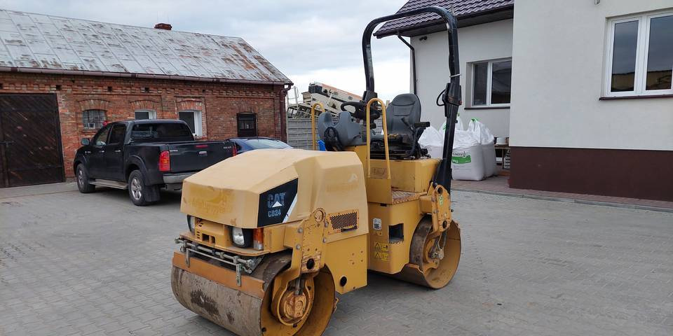 Walec Caterpillar CB24 2700 kg CAT - Roller: gambar 1 Walec Caterpillar CB24 2700 kg CAT - Roller: gambar 1