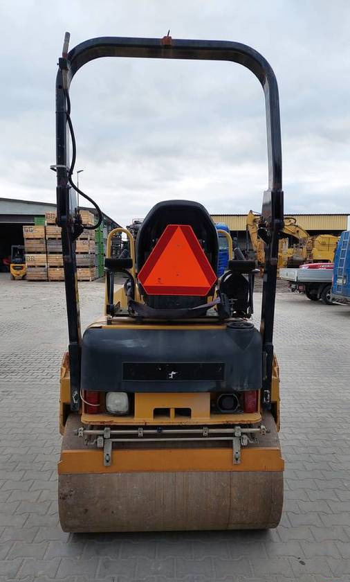 Walec Caterpillar CB24 2700 kg CAT - Roller: gambar 4 Walec Caterpillar CB24 2700 kg CAT - Roller: gambar 4