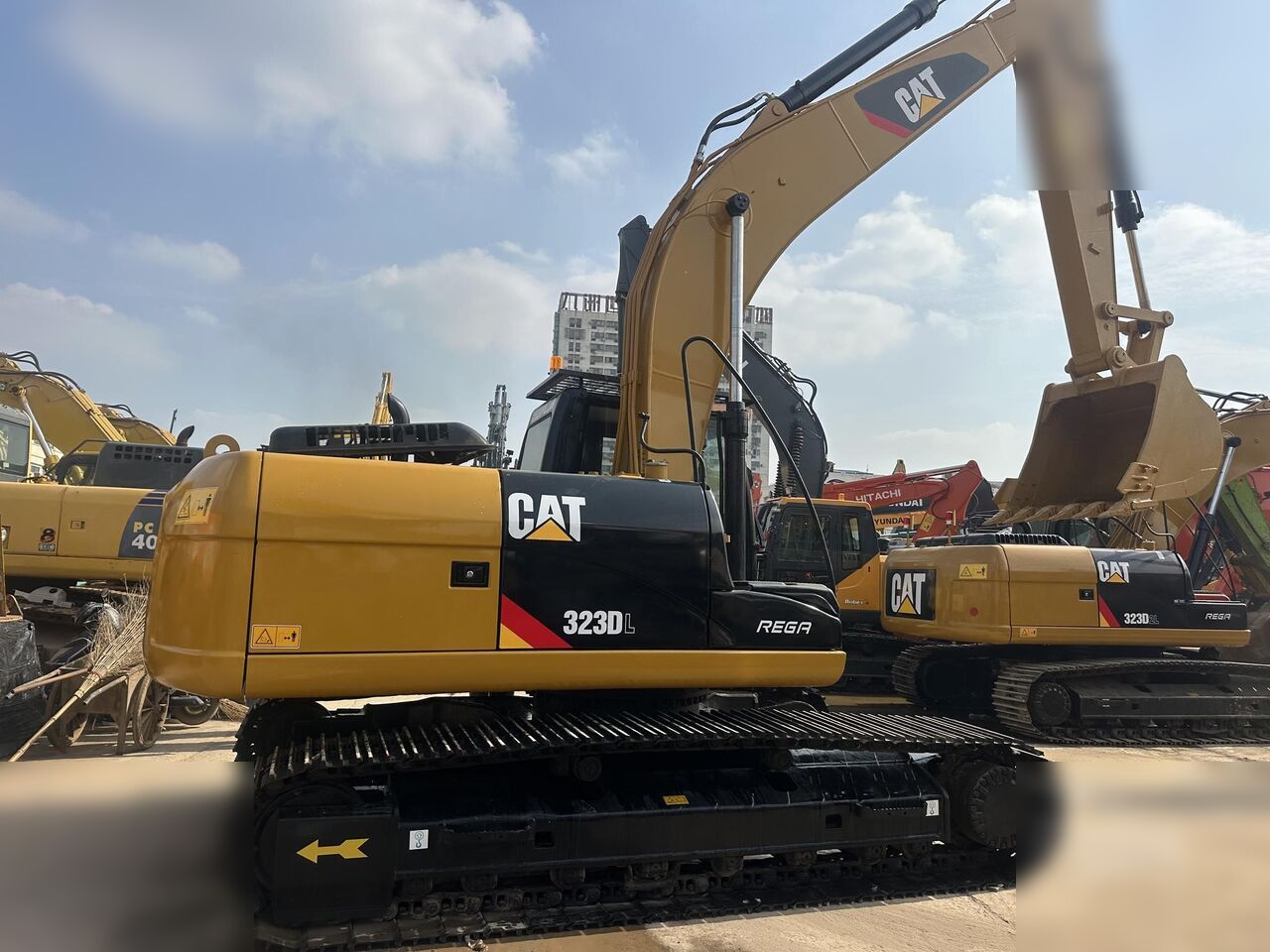 CATERPILLAR 323DL - Ekskavator perayap: gambar 1 CATERPILLAR 323DL - Ekskavator perayap: gambar 1