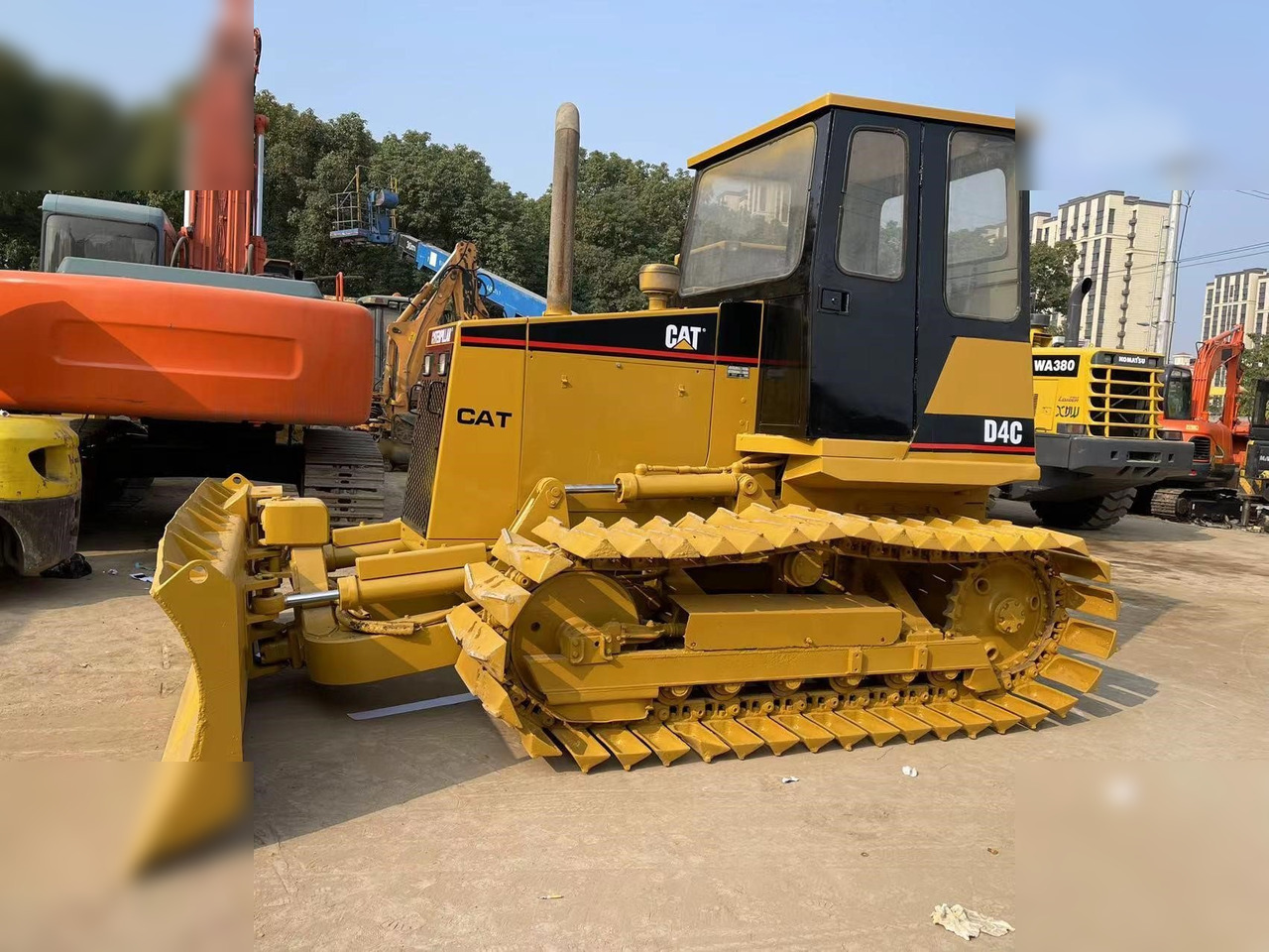 CATERPILLAR D4C - Bulldozer: gambar 1 CATERPILLAR D4C - Bulldozer: gambar 1
