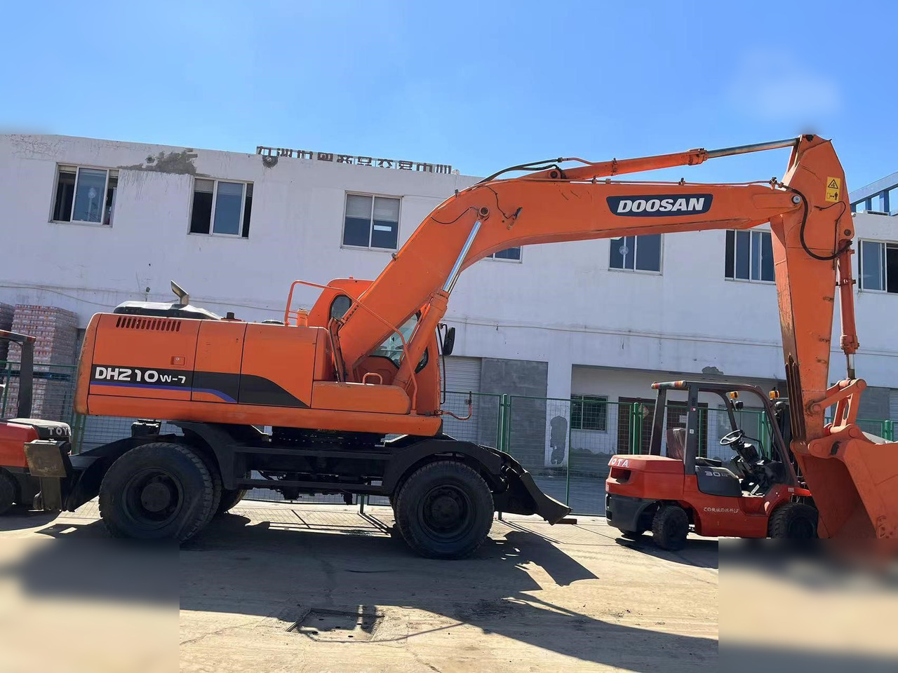DOOSAN DH210W-7 - Ekskavator roda: gambar 1 DOOSAN DH210W-7 - Ekskavator roda: gambar 1