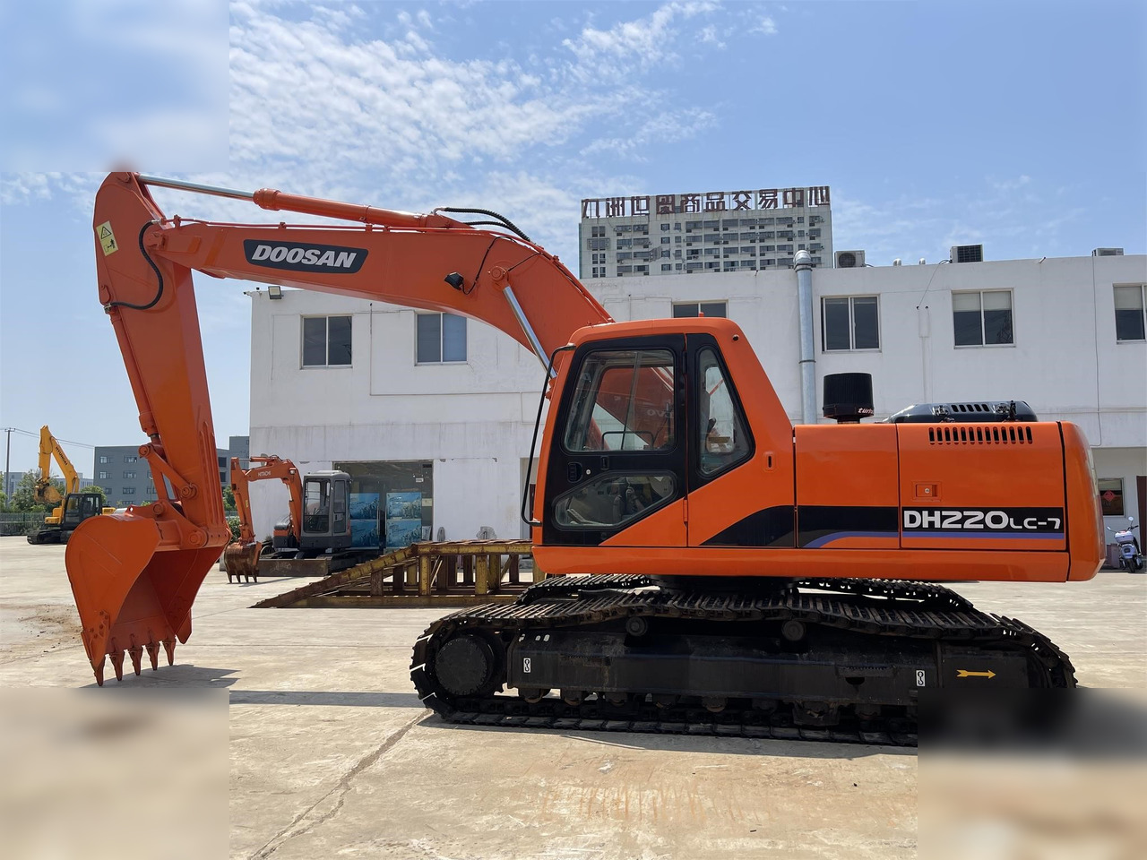 DOOSAN DH220 LC-7 - Ekskavator perayap: gambar 1 DOOSAN DH220 LC-7 - Ekskavator perayap: gambar 1