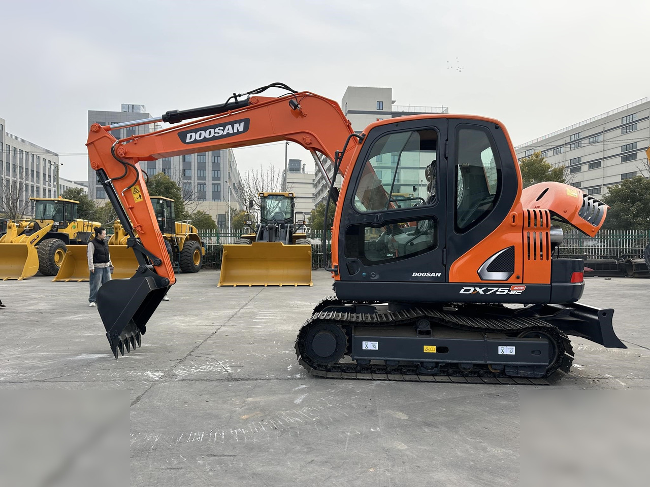 DOOSAN DX75-9CN - Ekskavator perayap: gambar 1 DOOSAN DX75-9CN - Ekskavator perayap: gambar 1