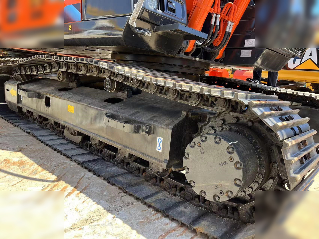 HITACHI ZX200 - Ekskavator perayap: gambar 3 HITACHI ZX200 - Ekskavator perayap: gambar 3