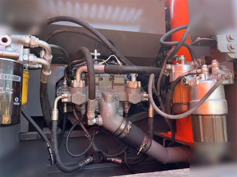 HITACHI ZX240-3 - Ekskavator perayap: gambar 5 HITACHI ZX240-3 - Ekskavator perayap: gambar 5