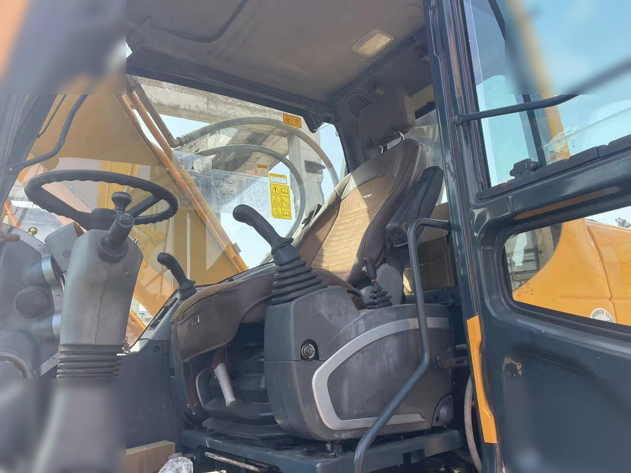 HYUNDAI ROBEX 210W-9 - Ekskavator roda: gambar 5 HYUNDAI ROBEX 210W-9 - Ekskavator roda: gambar 5