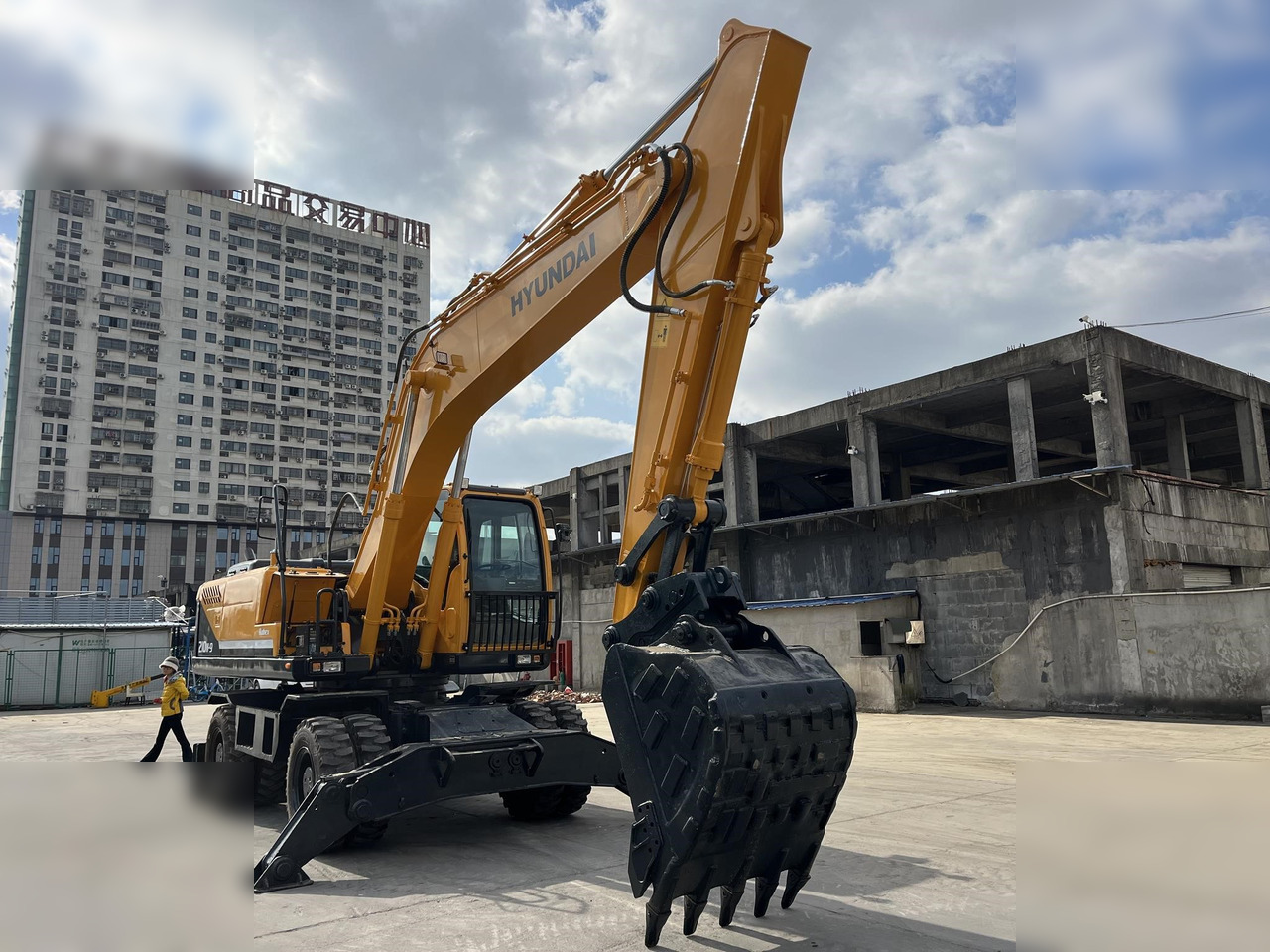 HYUNDAI ROBEX 210W-9 - Ekskavator roda: gambar 2 HYUNDAI ROBEX 210W-9 - Ekskavator roda: gambar 2