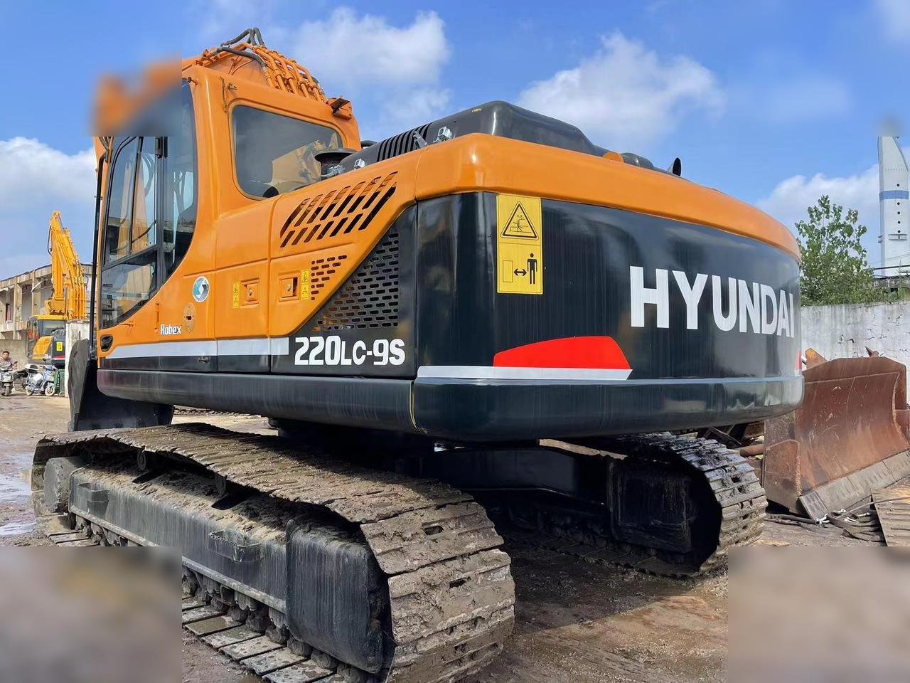 HYUNDAI ROBEX 220 LC-9S - Ekskavator perayap: gambar 2 HYUNDAI ROBEX 220 LC-9S - Ekskavator perayap: gambar 2