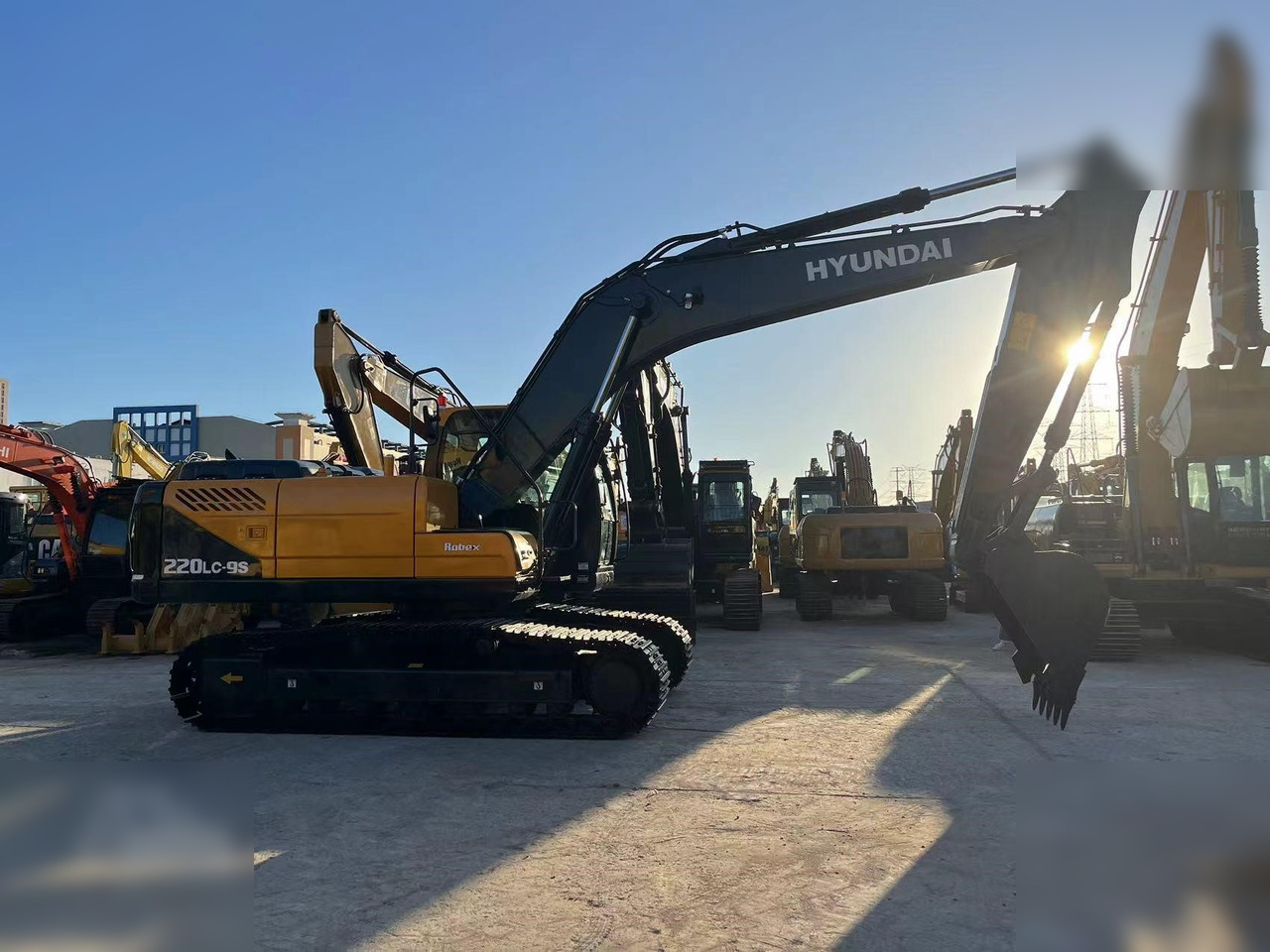 HYUNDAI ROBEX 220 LC-9S - Ekskavator perayap: gambar 1 HYUNDAI ROBEX 220 LC-9S - Ekskavator perayap: gambar 1