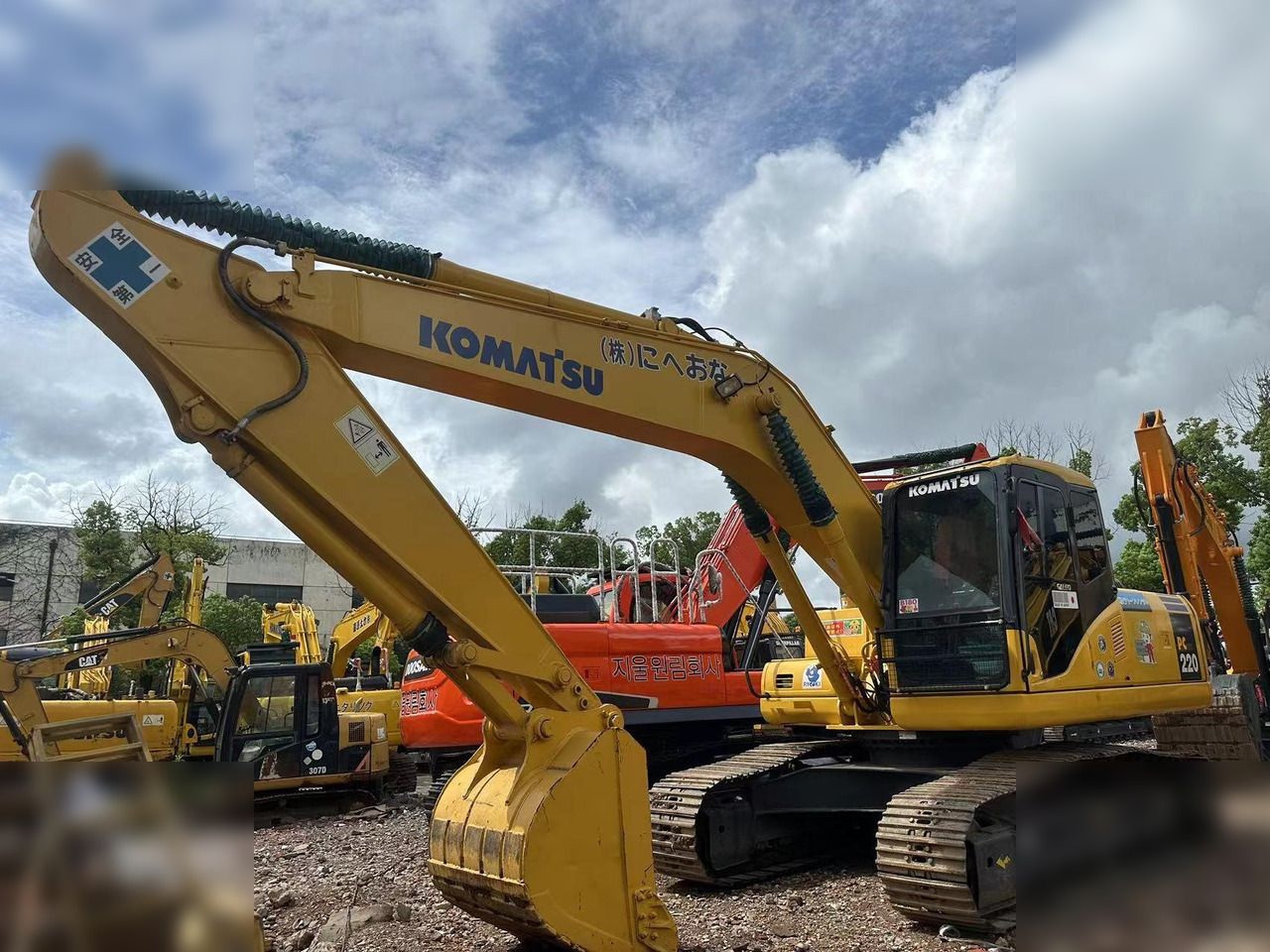 KOMATSU PC220-7 - Ekskavator perayap: gambar 4 KOMATSU PC220-7 - Ekskavator perayap: gambar 4