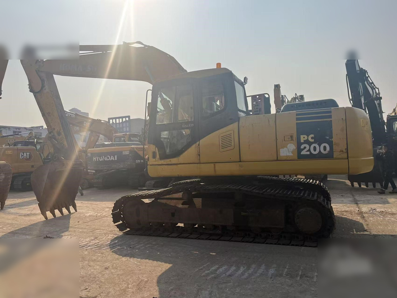 KOMATSU PC220-7 - Ekskavator perayap: gambar 1 KOMATSU PC220-7 - Ekskavator perayap: gambar 1
