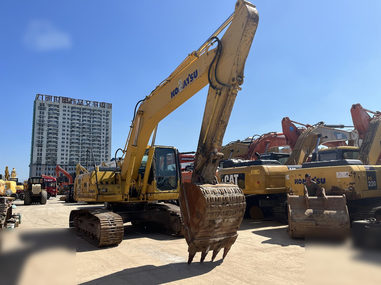 KOMATSU PC220-7 - Ekskavator perayap: gambar 1 KOMATSU PC220-7 - Ekskavator perayap: gambar 1