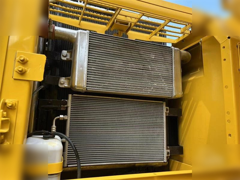 KOMATSU PC220-7 - Ekskavator perayap: gambar 5 KOMATSU PC220-7 - Ekskavator perayap: gambar 5