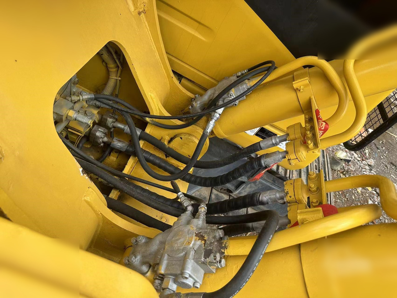 KOMATSU PC220-7 - Ekskavator perayap: gambar 5 KOMATSU PC220-7 - Ekskavator perayap: gambar 5