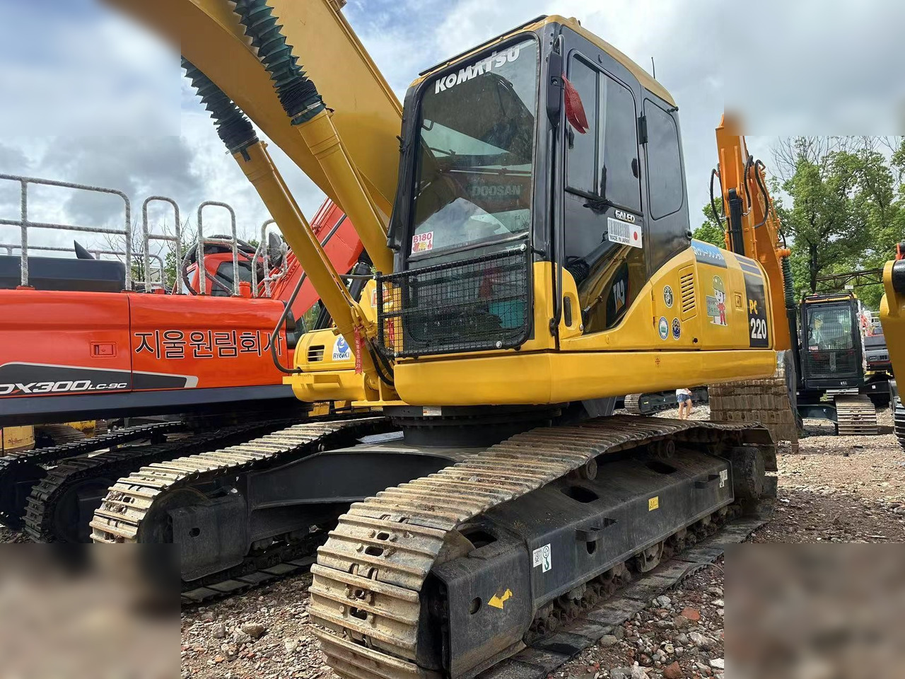 KOMATSU PC220-7 - Ekskavator perayap: gambar 3 KOMATSU PC220-7 - Ekskavator perayap: gambar 3