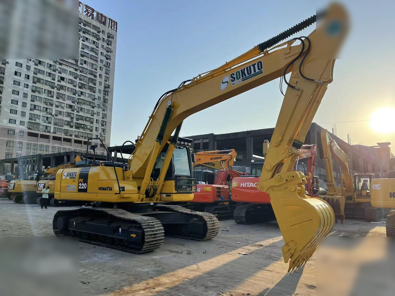 KOMATSU PC220-8 - Ekskavator perayap: gambar 2 KOMATSU PC220-8 - Ekskavator perayap: gambar 2