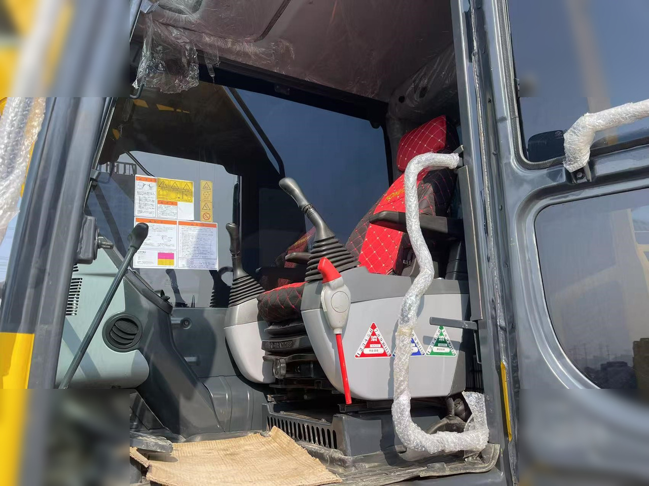 KOMATSU PC220-8 - Ekskavator perayap: gambar 5 KOMATSU PC220-8 - Ekskavator perayap: gambar 5