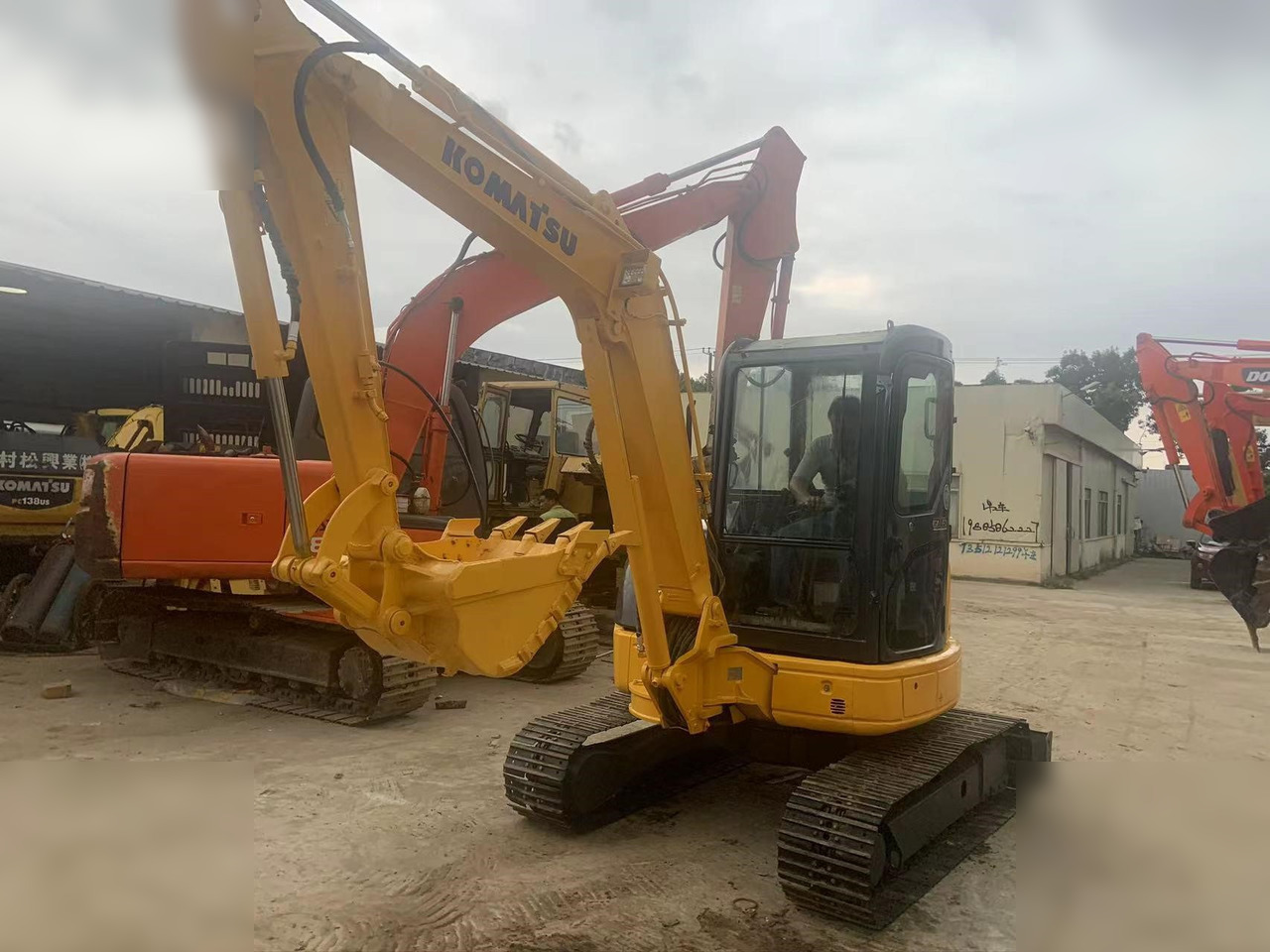 KOMATSU PC40MR-2 - Ekskavator mini: gambar 4 KOMATSU PC40MR-2 - Ekskavator mini: gambar 4