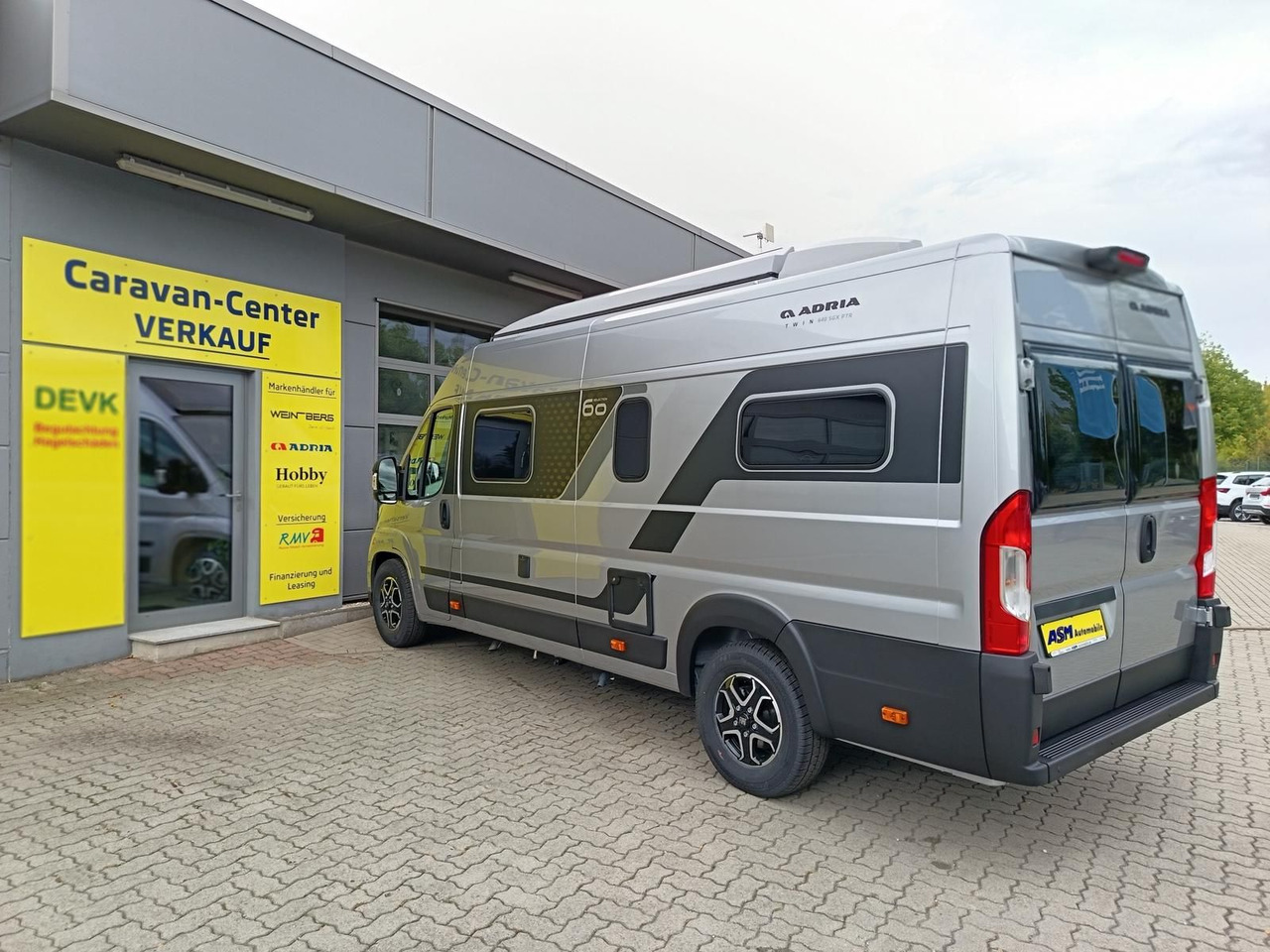 Adria Twin "60Y" 640 SGX 4,25MAXI*JUBILEE*AUFSTELLDACH - Mobil kemping: gambar 5 Adria Twin "60Y" 640 SGX 4,25MAXI*JUBILEE*AUFSTELLDACH - Mobil kemping: gambar 5