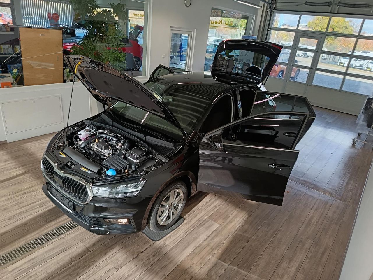 Skoda Fabia 130 Jahre 1,0TSI DSG*AHK-VORBER.*LED*R-KAM - Mobil sedan: gambar 2 Skoda Fabia 130 Jahre 1,0TSI DSG*AHK-VORBER.*LED*R-KAM - Mobil sedan: gambar 2