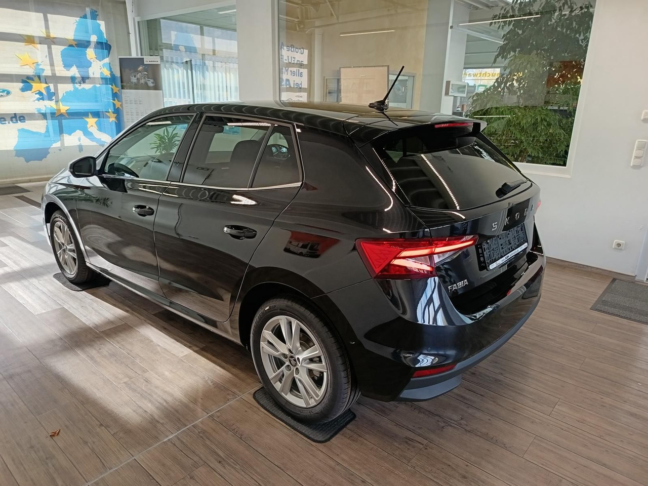 Skoda Fabia 130 Jahre 1,0TSI DSG*AHK-VORBER.*LED*R-KAM - Mobil sedan: gambar 4 Skoda Fabia 130 Jahre 1,0TSI DSG*AHK-VORBER.*LED*R-KAM - Mobil sedan: gambar 4