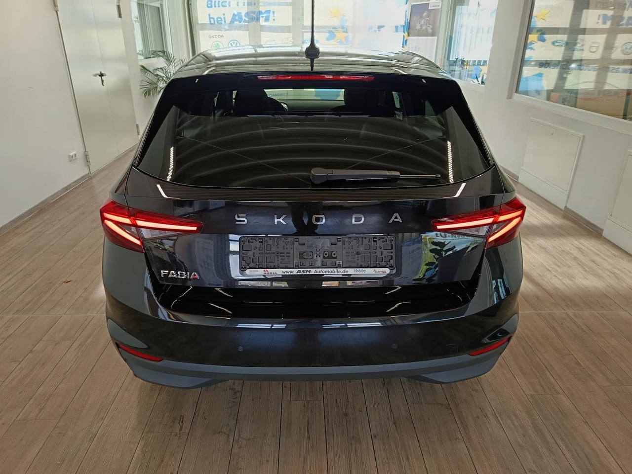 Skoda Fabia 130 Jahre 1,0TSI DSG*AHK-VORBER.*LED*R-KAM - Mobil sedan: gambar 5 Skoda Fabia 130 Jahre 1,0TSI DSG*AHK-VORBER.*LED*R-KAM - Mobil sedan: gambar 5