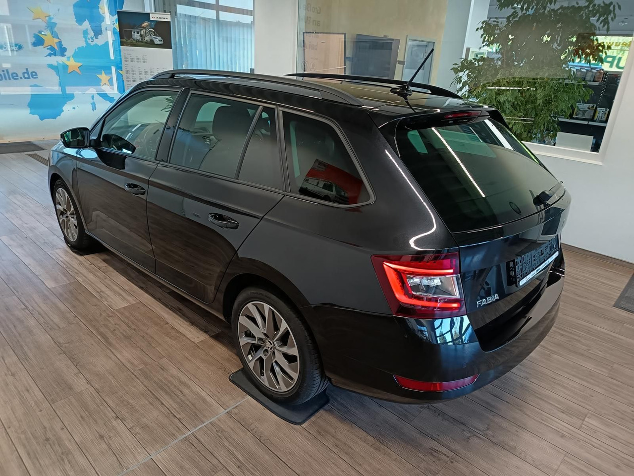 Skoda Fabia Ambition Combi 1,0 TSI*Bi-LED*NAVI*SHZ*DAB - Mobil: gambar 4 Skoda Fabia Ambition Combi 1,0 TSI*Bi-LED*NAVI*SHZ*DAB - Mobil: gambar 4