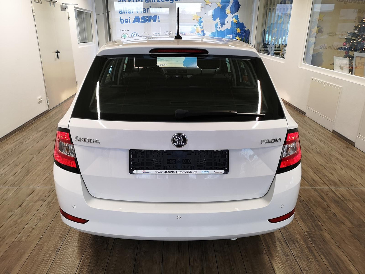 Skoda Fabia Combi Ambition 1.0TSI 81kW+R-KAM+PDC+KLIMA - Mobil: gambar 4 Skoda Fabia Combi Ambition 1.0TSI 81kW+R-KAM+PDC+KLIMA - Mobil: gambar 4