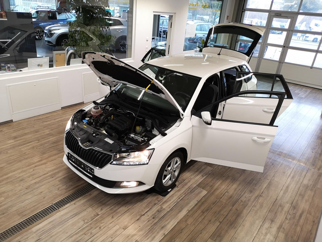 Skoda Fabia Combi Ambition 1.0TSI 81kW+R-KAM+PDC+KLIMA - Mobil: gambar 5 Skoda Fabia Combi Ambition 1.0TSI 81kW+R-KAM+PDC+KLIMA - Mobil: gambar 5