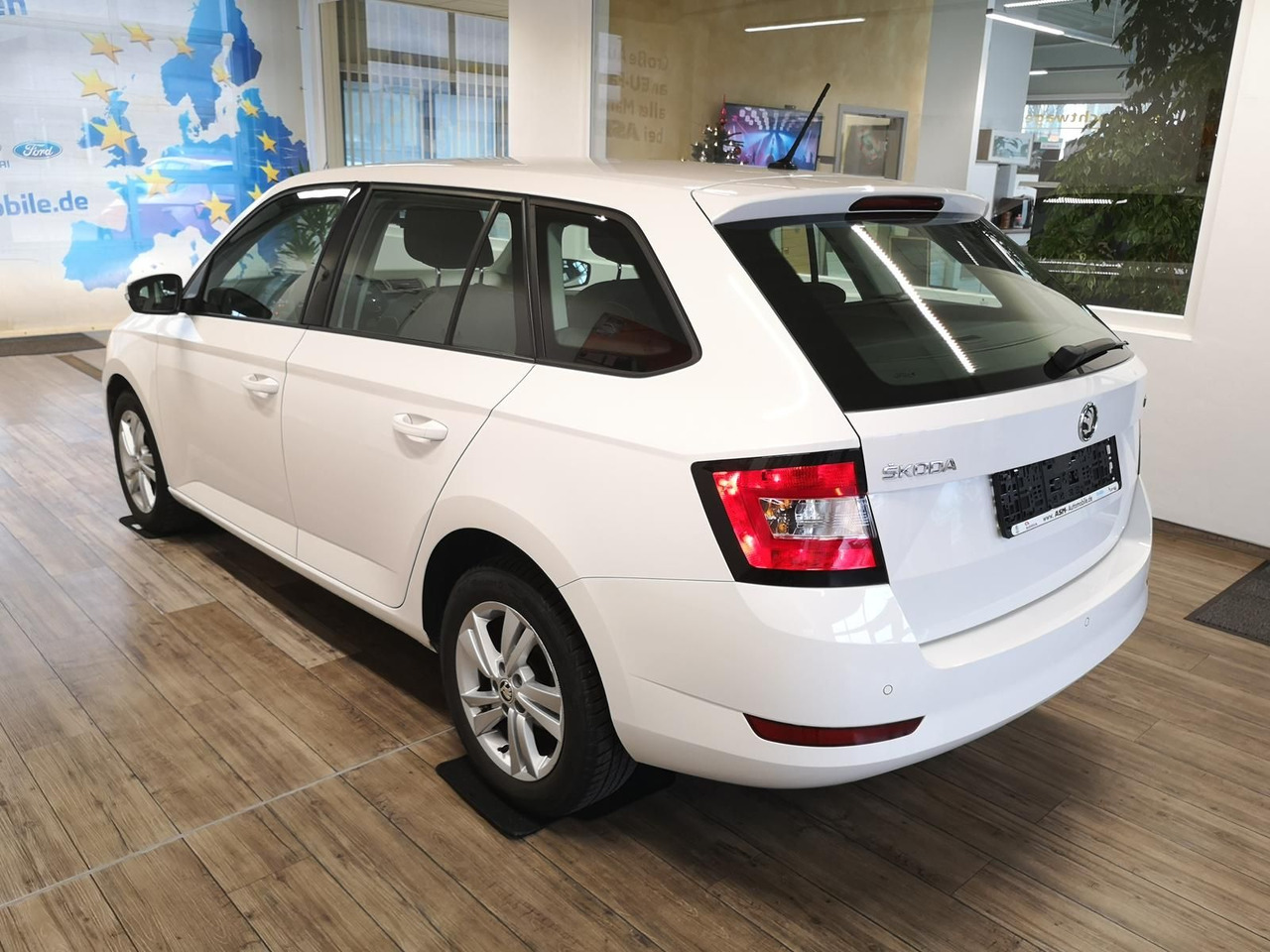 Skoda Fabia Combi Ambition 1.0TSI 81kW+R-KAM+PDC+KLIMA - Mobil: gambar 3 Skoda Fabia Combi Ambition 1.0TSI 81kW+R-KAM+PDC+KLIMA - Mobil: gambar 3