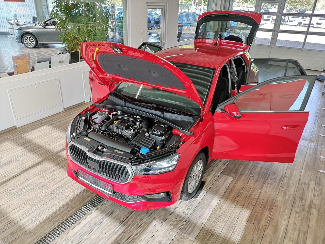 Skoda Fabia Selection 1,0TSIDSG+AHK-VORBER+LED+DAB+SHZ - Mobil sedan: gambar 5 Skoda Fabia Selection 1,0TSIDSG+AHK-VORBER+LED+DAB+SHZ - Mobil sedan: gambar 5