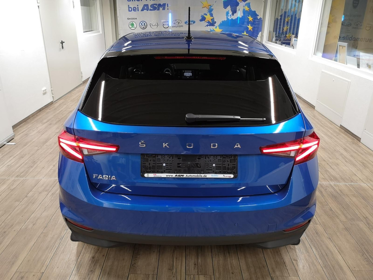 Skoda Fabia Style 1,0TSI 81 kW+R-KAM+2xPDC+LED+DAB+SHZ - Mobil sedan: gambar 4 Skoda Fabia Style 1,0TSI 81 kW+R-KAM+2xPDC+LED+DAB+SHZ - Mobil sedan: gambar 4