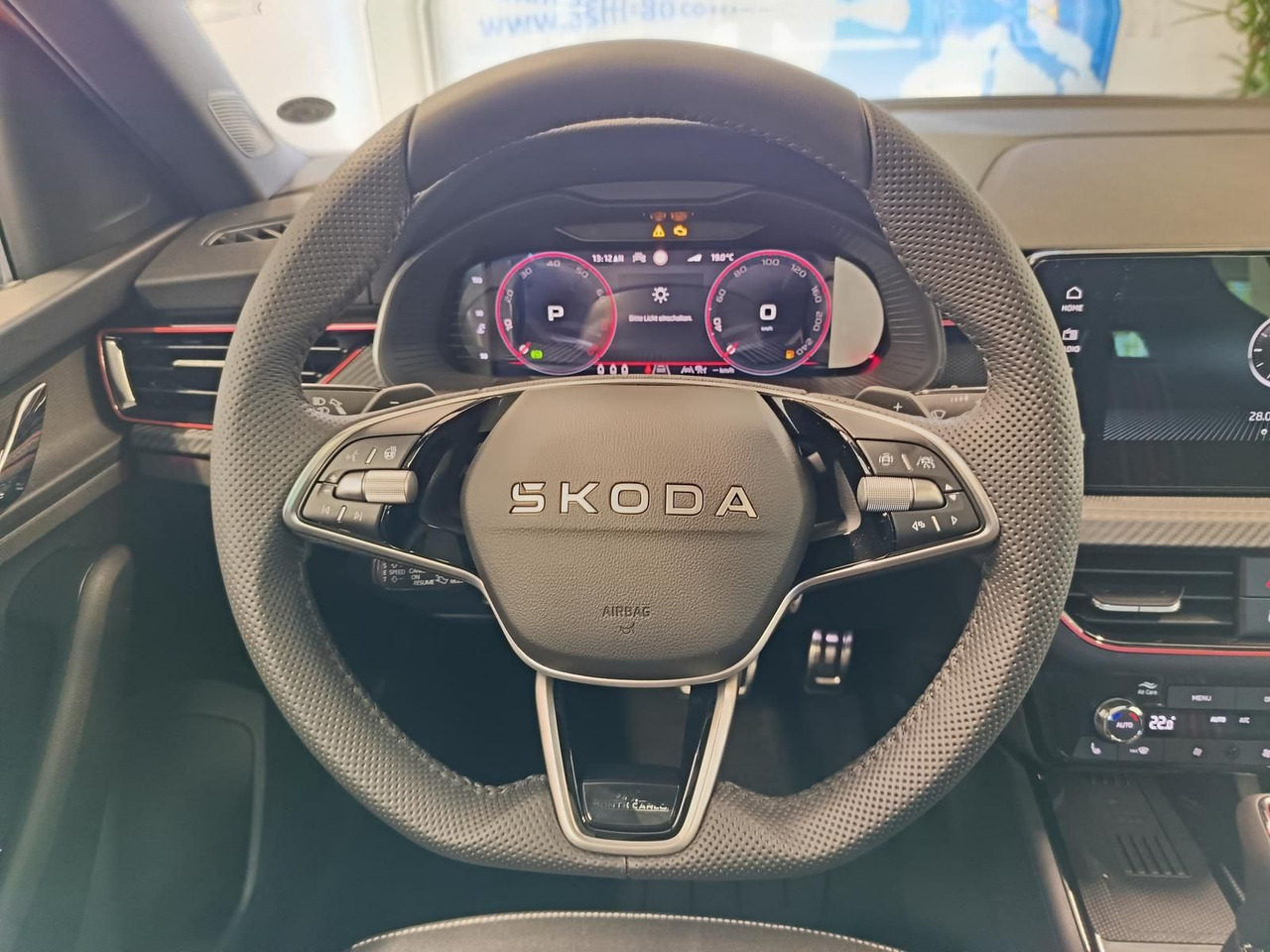 Mobil SUV Skoda Kamiq Monte Carlo 1,5 TSI DSG*PANO*AHK*5J.GARANT: gambar 8