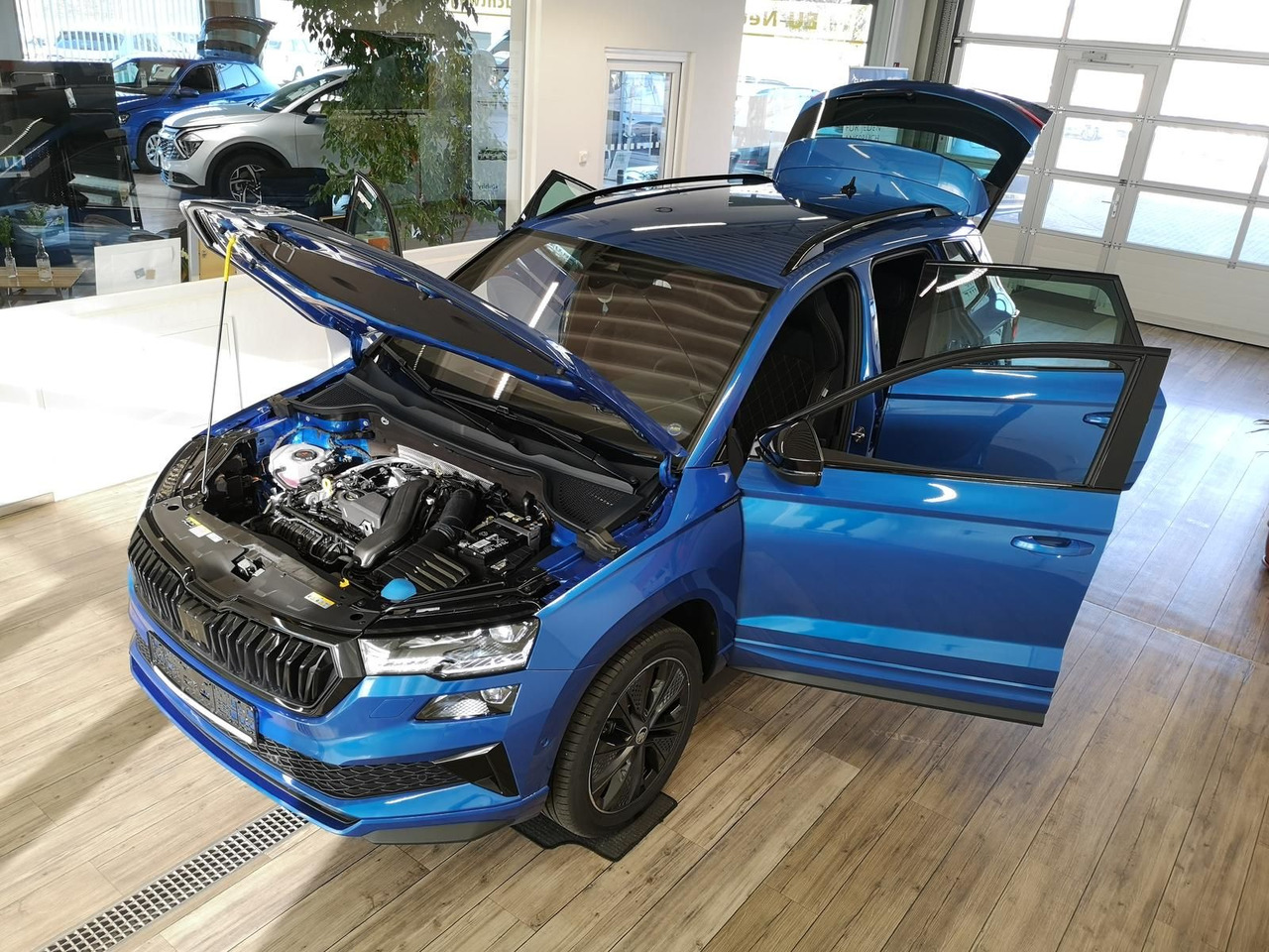 Skoda Karoq Sportline 1,5 TSI DSG*AHK*360°5J.GARANTIE* - Mobil SUV: gambar 2 Skoda Karoq Sportline 1,5 TSI DSG*AHK*360°5J.GARANTIE* - Mobil SUV: gambar 2