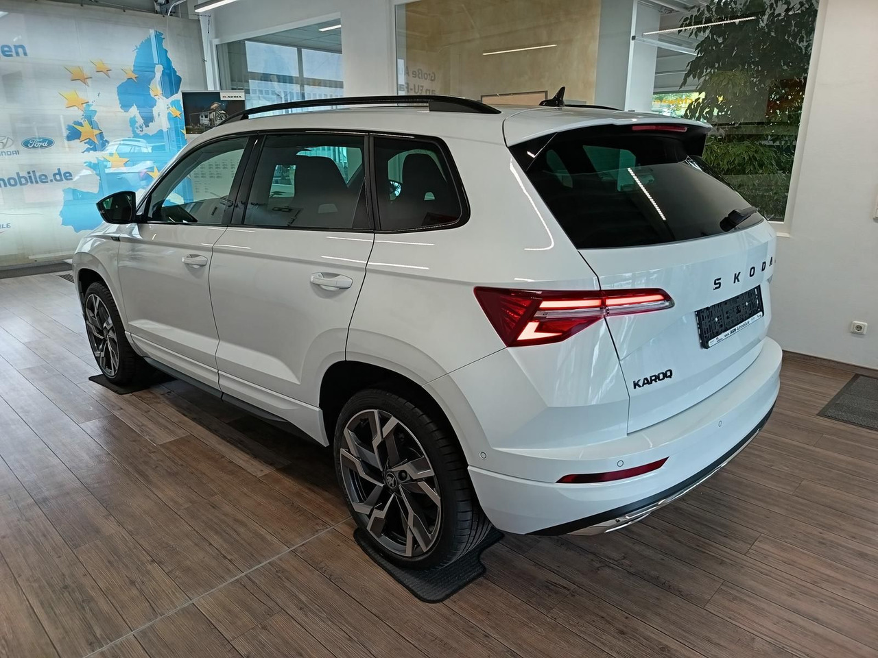 Skoda Karoq Sportline 1,5 TSI DSG*AHK*PSD*STD.HZG*NAVI - Mobil SUV: gambar 4 Skoda Karoq Sportline 1,5 TSI DSG*AHK*PSD*STD.HZG*NAVI - Mobil SUV: gambar 4