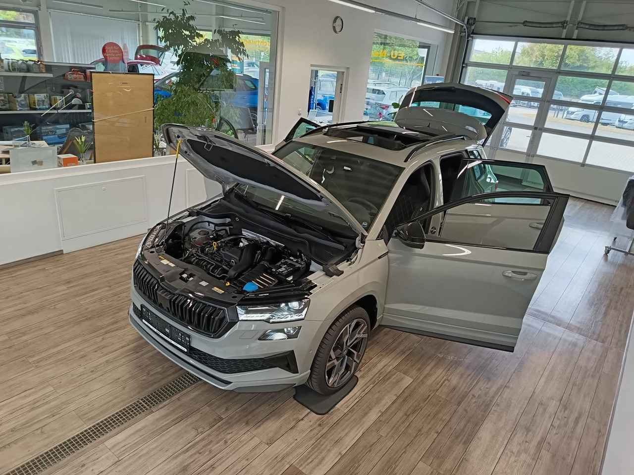 Skoda Karoq Sportline 1,5 TSI DSG*AHK*PSD*STD.HZG*NAVI - Mobil SUV: gambar 2 Skoda Karoq Sportline 1,5 TSI DSG*AHK*PSD*STD.HZG*NAVI - Mobil SUV: gambar 2